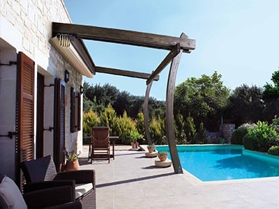 pergola in legno con tessuto in pvc